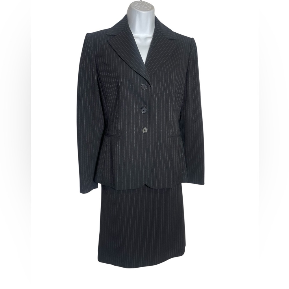 NWT Tahari Skirt Suit Size 4 Petite Stunning Black & White Pinstripe 🖤🖤